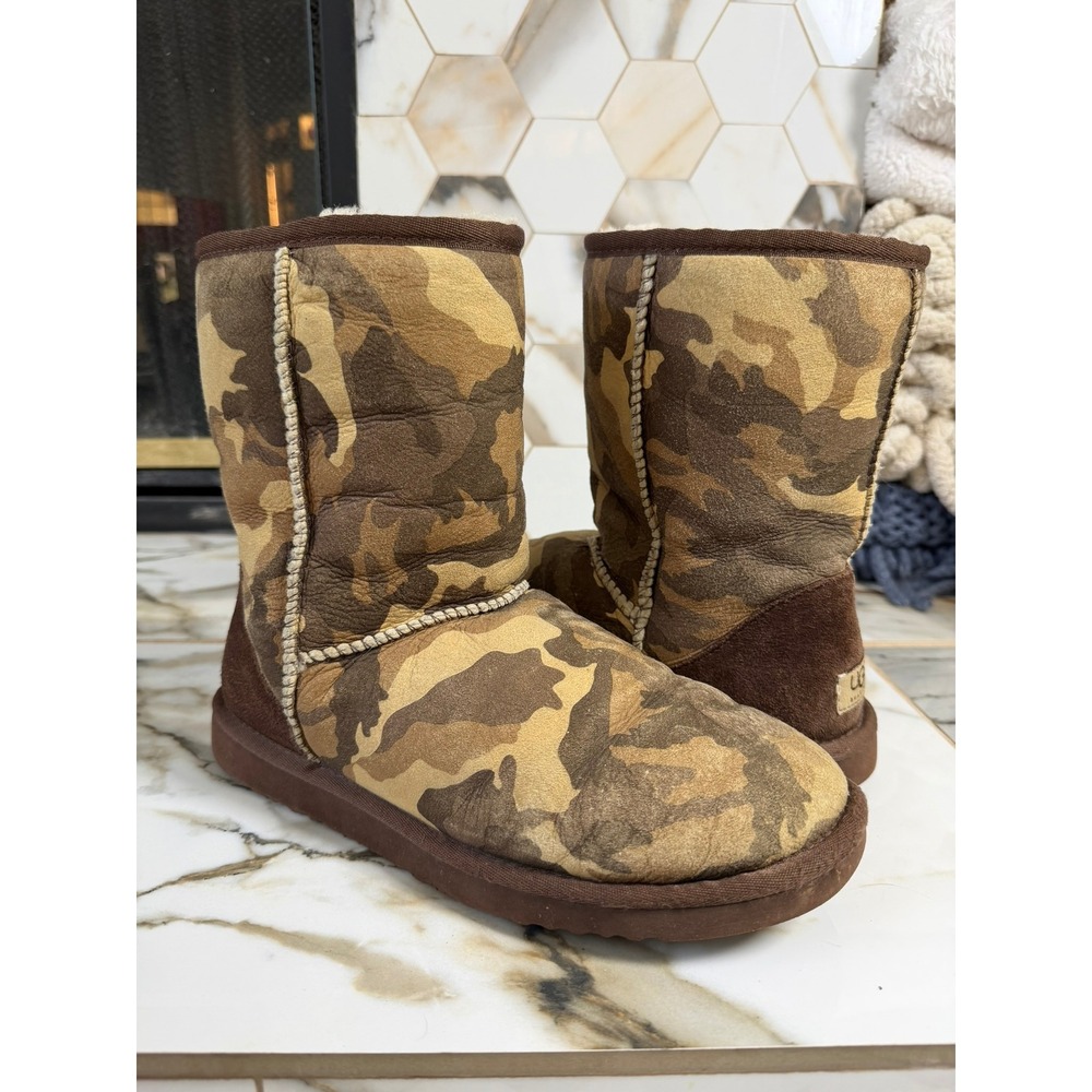 UGG Classic Short Camo Boots Womens 9 Brown Tan Camouflage 5851